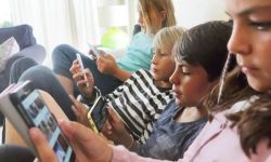 كيف تفرض وسائل التواصل الاجتماعي على المراهقين مشاهدة "العنف والمواد الإباحية"؟